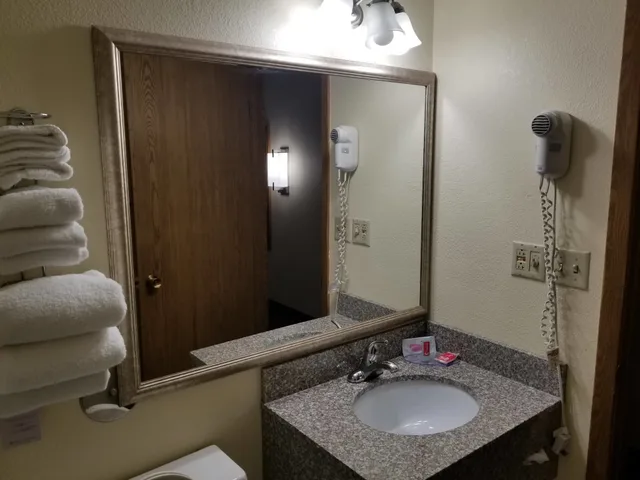 جناح بسرير كينج مع أريكة، Clarion Pointe Bettendorf - Quad Cities 7/9
