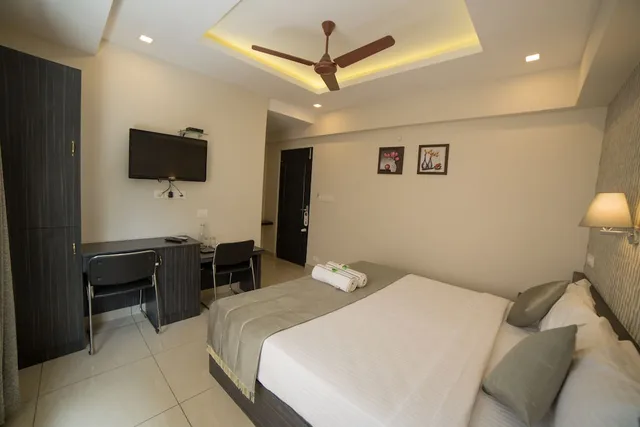 Standard, Queen Bed, South Gate Residency 2/5
