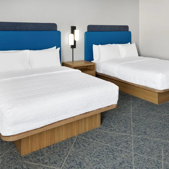 غرفة بسريرين كوين مع أريكة، Hampton Inn Chicago Carol Stream 1/3