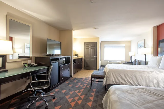 جناح بسريرين كوين مع أريكة، Holiday Inn Oceanside Camp Pendleton Area 6/10