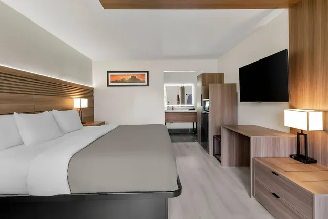 Room, King Bed, Accessible, Quality Inn & Suites Wytheville 2/7