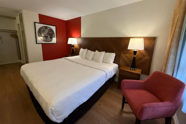 غرفة بسرير كينج، Ramada by Wyndham Arnprior 1/6