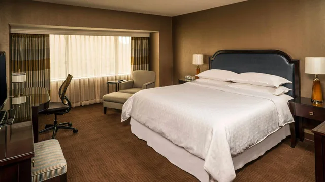 Guest Room, King Bed, Club Floor، The Plaza Hotel Columbus at Capital Square 2/3