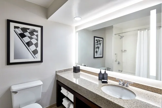 غرفة تنفيذية بسريرين كوين، Sheraton Indianapolis Hotel at Keystone Crossing 5/7