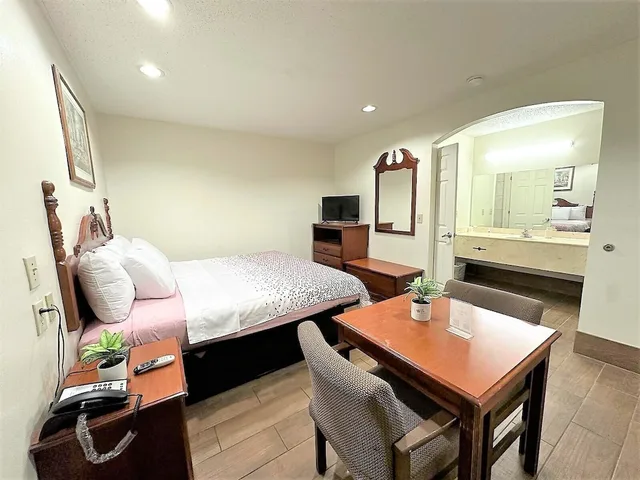 غرفة قياسية بسرير كينج للمدخنين، Budget Inn 4/6