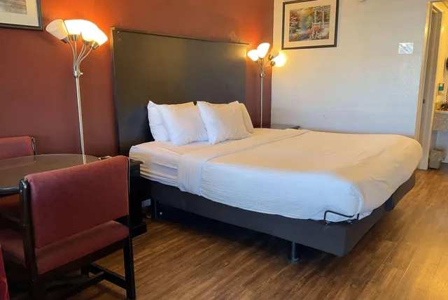 غرفة بسرير كينج، Baymont by Wyndham Petoskey 2/6
