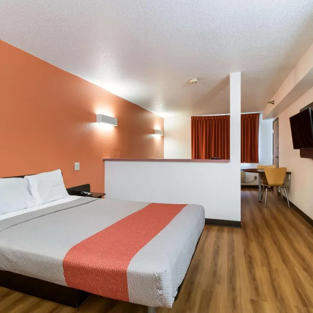 1 Full Bed - Accessible, Smoking، Motel6 Davenport, IA 3/10
