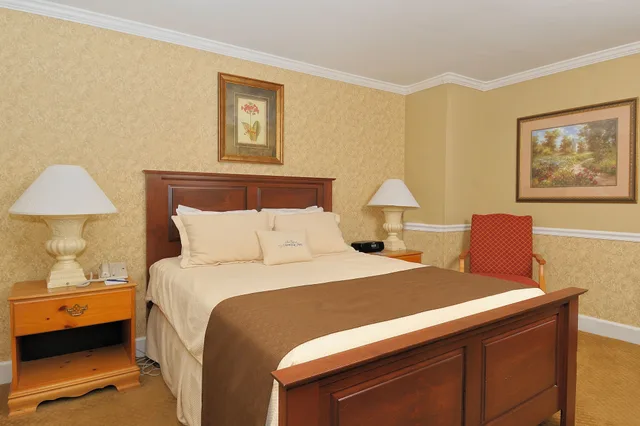 غرفة قياسية بسرير كوين، The Spa at Norwich Inn 4/8