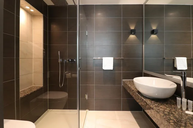 غرفة رباعية، Hotel Levell 4/7