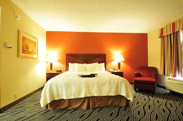 غرفة بسرير كينج مع أريكة، Hampton Inn Fayetteville 1/8