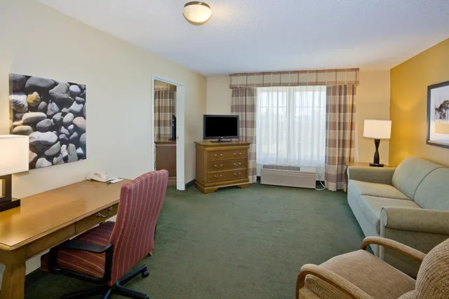 جناح بسرير كوين بغرفة نوم واحدة مع أريكة، Country Inn & Suites by Radisson, Salina, KS 3/5