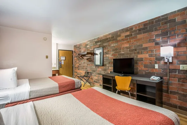 غرفة قياسية بسريرين مزدوجين، Motel6 Madison, WI - East 4/7