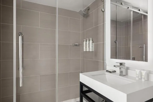 Guest Room, King Bed, Club Lounge Access, Saddle Brook Marriott 4/6