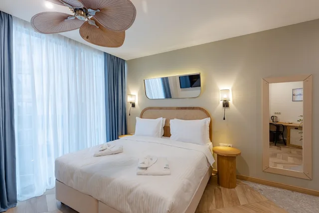 غرفة قياسية بسرير كينج، MiraMar Luxury Residences 1/7