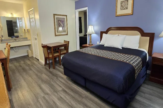 Suite, 1 King and 2 Queen Beds, Rodeway Inn & Suites Blythe I-10, CA 2/5