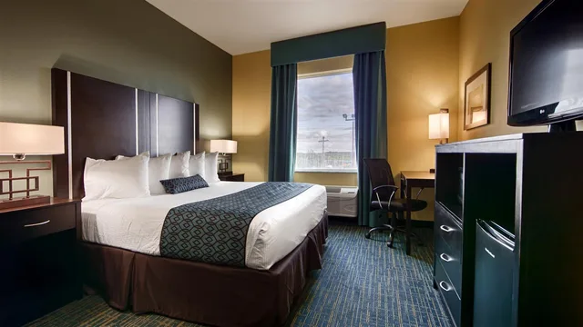 غرفة بسرير كينج بحوض استحمام لذوي الإعاقة، Best Western Plus Carrizo Springs Inn And Suites 2/2