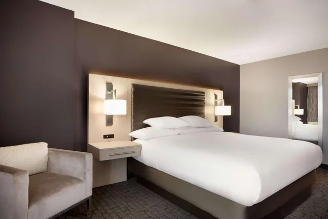 جناح كبير بسرير كينج بغرفتين لذوي الإعاقة، Embassy Suites By Hilton Charlotte Uptown 1/2