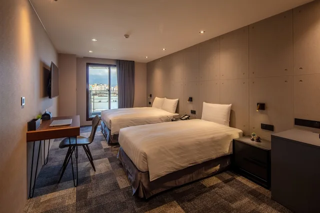 Deluxe, Triple, 1 Double and 1 Single Bed, Roaders Plus Hotel Theme 2/3