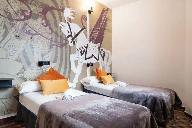 غرفة بسريرين منفصلين بحمام مشترك، Home Youth Hostel 1/8