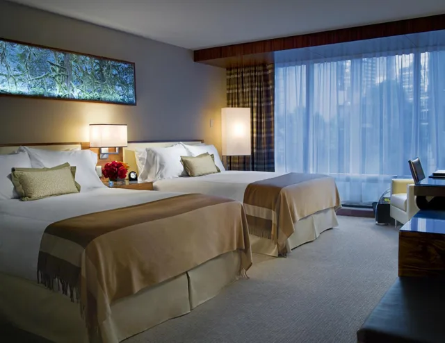 غرفة ديلوكس بسرير كينج وسريرين كوين بإطلالة على المدينة، Fairmont Pacific Rim 2/7