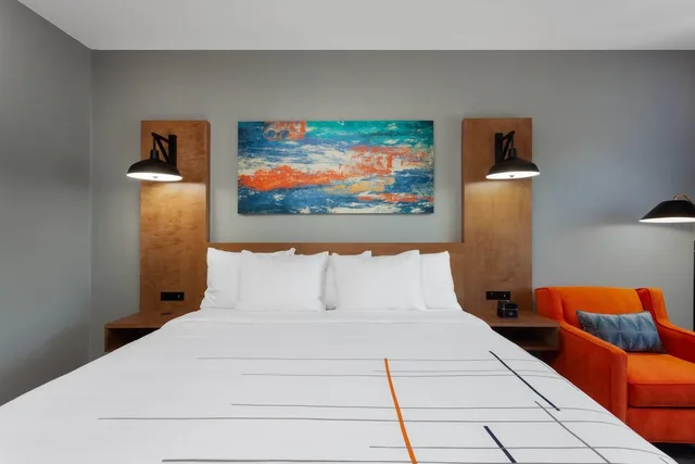 غرفة بسرير كينج بإطلالة على المسبح، La Quinta Inn Suites By Wyndham Ft Myers Sanibel Gateway 5/10
