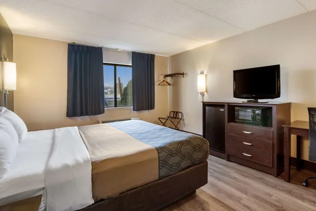 Standard, King Bed, Pet Friendly, Ground Floor, Econo Lodge Darien Lakes 3/6