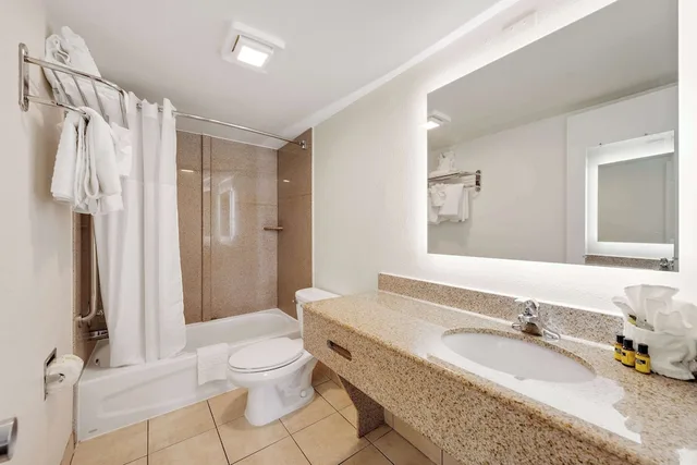 Standard, 2 Queen Beds, Ocean Front, Balcony، Best Western Plus Chesapeake Bay - Norfolk 9/9