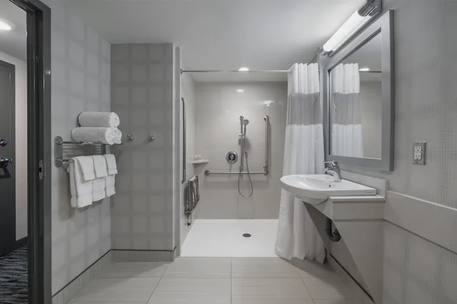 غرفة قياسية بسرير كوين مع أريكة لذوي الإعاقة، Birchwood Inn, BW Premier Collection 2/3