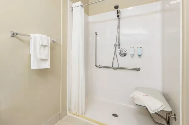 Room, Queen Bed, Accessible, Super 8 by Wyndham Windsor NS 2/2