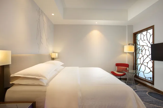 جناح بريميير بسرير كينج بإطلالة على البحر، FOUR POINTS BY SHERATON MANADO 3/5