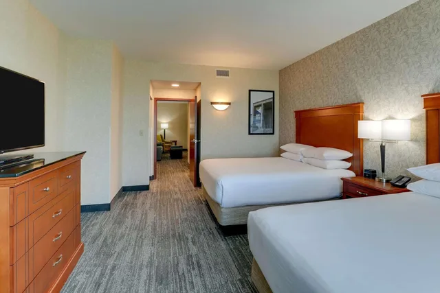 Suite, 2 Queen Beds, Drury Inn and Suites Kansas City Independence 2/3
