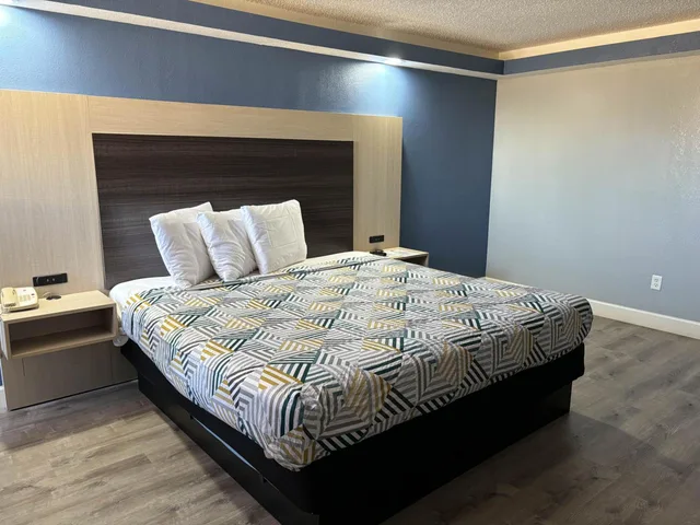 1 King Bed - Smoking, Micfridge, Studio6 Suites Memphis, TN – East Memphis 4/10