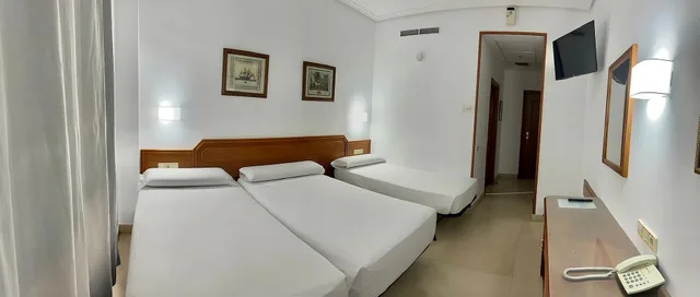 غرفة أساسية ثلاثية، Hotel Humanes 1/7