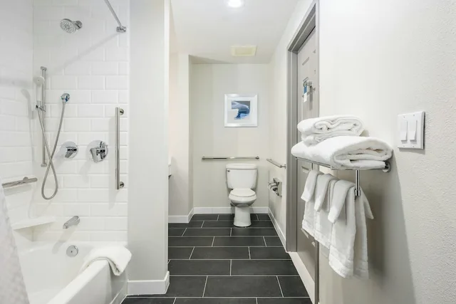 جناح بسريرين كوين بغرفة نوم واحدة مع أريكة بمطبخ صغير لذوي الإعاقة، Country Inn & Suites By Radisson Manchester Airport Nh 4/4