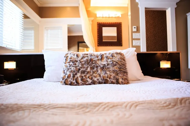 جناح بسرير كوين، Leaside Manor By The Leaside Group 3/5