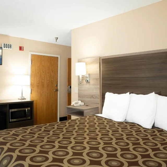 Room, King Bed, Guest Inn Pigeon Forge 6/10