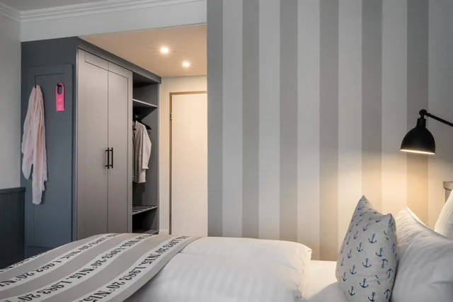 Superior, Queen Bed, Hotel Yachtclub 4/8