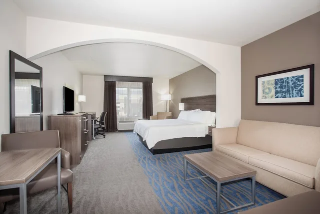 جناح بسرير كينج مع أريكة، Holiday Inn Express And Suites Manhattan 1/2