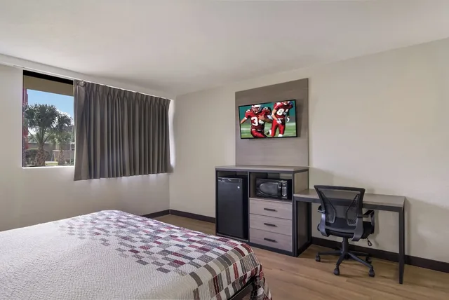 جناح بسرير كينج مع أريكة، Red Roof Inn Suites Brunswick I 95 6/8