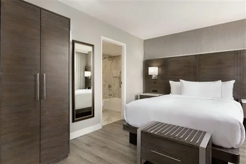 غرفة بسرير كوين، Embassy Suites By Hilton Montreal 1/4