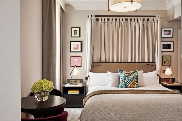 جناح عائلي بسرير كينج وسرير كوين بغرفة نوم واحدة، Kimpton Fitzroy London 4/6