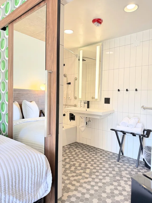 غرفة بسريرين منفصلين في الطابق الأرضي لذوي الإعاقة، The Alice Hotel 4/5