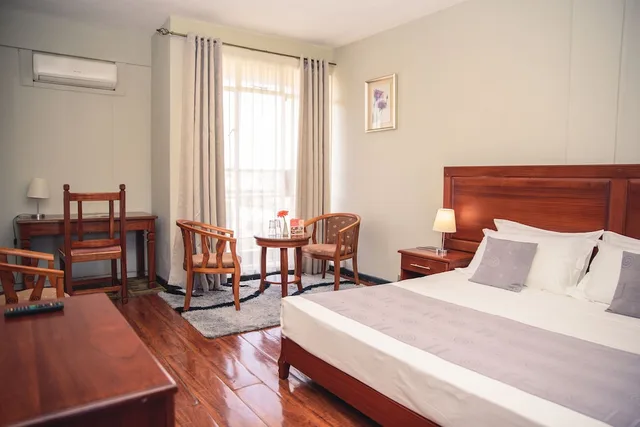 غرفة سوبيريور بسرير كينج وسرير فردي، Gold Crest Hotel 1/7