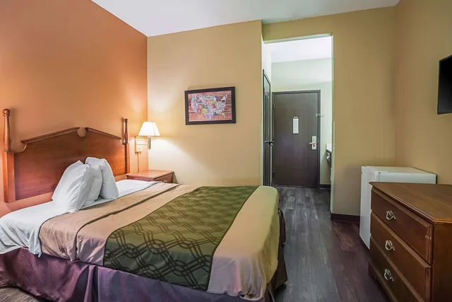 غرفة قياسية بسرير كينج لذوي الإعاقة، Econo Lodge Inn and Suites Ripley 2/2