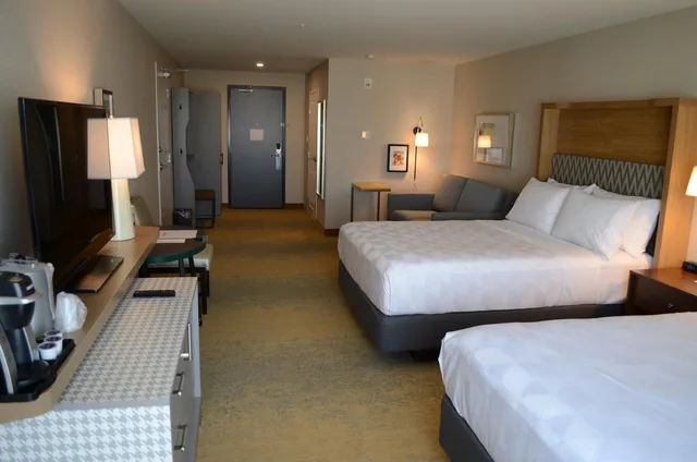 غرفة بسريرين كوين مع أريكة، Holiday Inn Edmonton S Ellerslie Rd 1/9