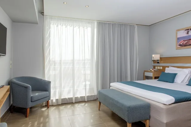 غرفة سوبيريور بسرير كينج وسريرين منفصلين بإطلالة على الحديقة بغرفتي نوم، Lyttos Beach Hotel 5/10
