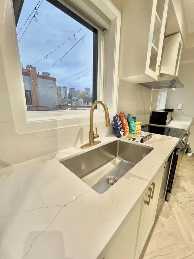 Renovated, Luxury, Apartment, Multiple Beds، Toronto Rooms And Suites 10/10