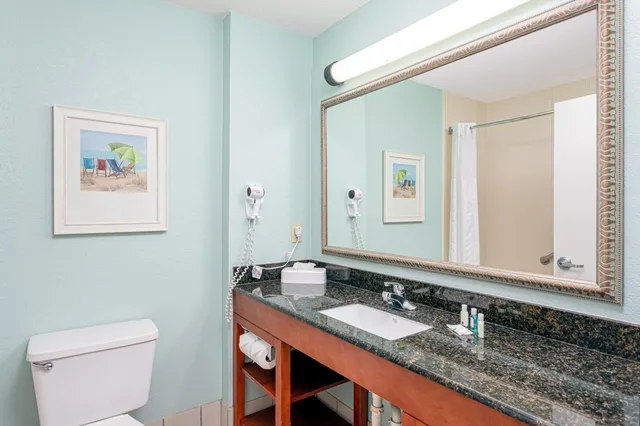 جناح بسرير كينج بإطلالة على المسبح مع أريكة، Beachside Hotel and Suites 5/5