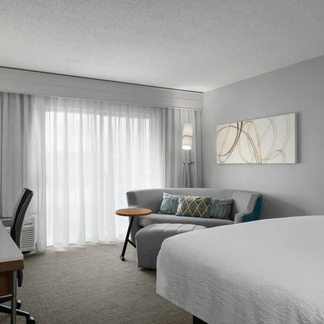 Room, King Bed, Sofa, Bathtub, Accessible, Courtyard by Marriott Charlotte Airport North 4/8