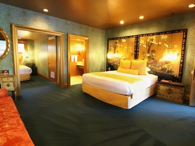 Fantasy, Oriental Front، Madonna Inn 1/2